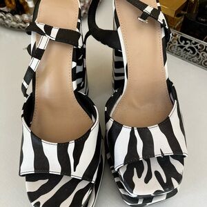 Stylish Black and White Women's Platform Sandals